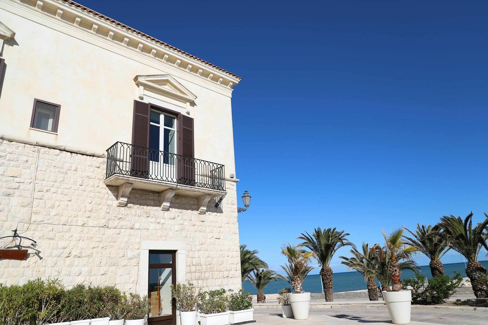 Palazzo Filisio - Regia Restaurant Hotel Trani Exterior photo